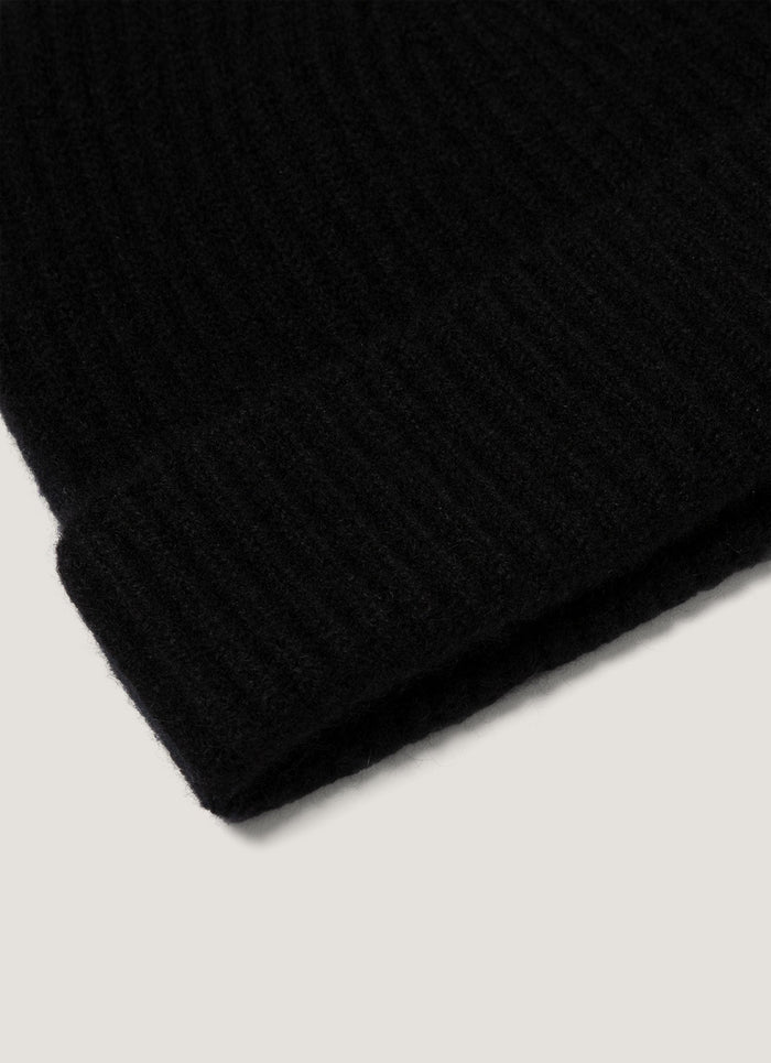 Cashmere Ribbed Hat in Black